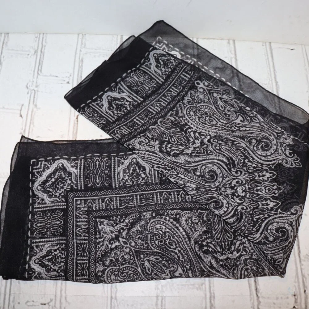 🖤 Vintage Black & White Square Scarf – 30
